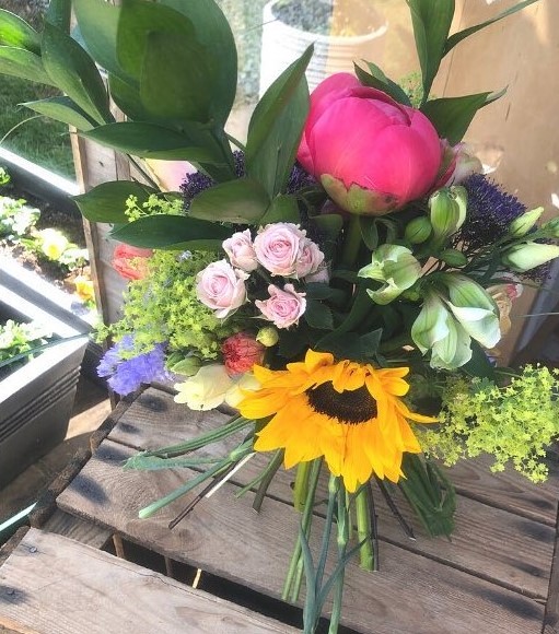 Sheffield florist donates profits from her “lockdown hug” flowers to NHS