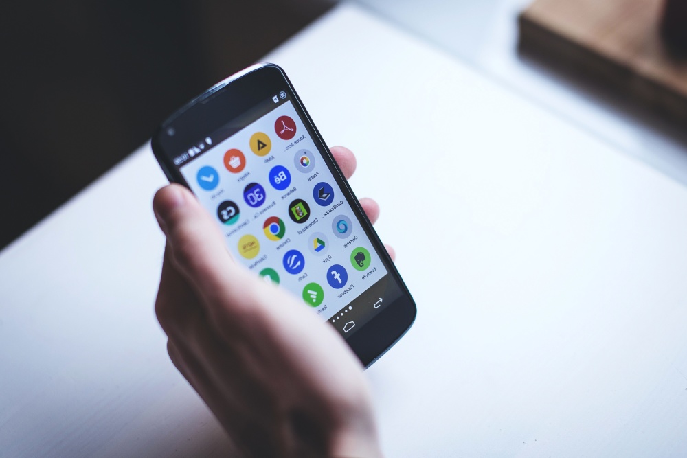 “It’s rewiring their brains”: Ground breaking phone ban coming to Sheffield school